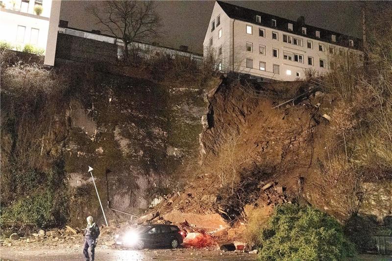 „Wie ein kleines Erdbeben”: Hangrutsch erschüttert Anwohner Nur etwa eineinhalb Meter trennen das Mehrfamilienhaus in Siegen von der Abbruchkante.