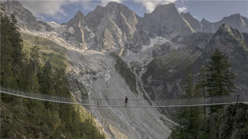 Nur für Schwindelfreie: Hängebrücke auf dem Wanderweg zur Sciorahütte in der Schweiz