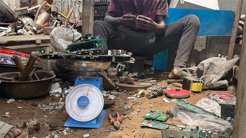 Wie Ghana den Elektroschrott als Chance nutzen will Nur gut ein kleiner Teil des Elektroschrotts weltweit wird nachweislich ordnungsgemäß gesammelt und recycelt.
