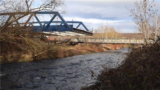 Nur halb gelungen: Die neue Okerbrücke hängt jetzt mit der Nase über dem Flussbett.