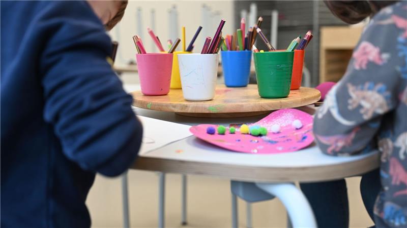 Nur in wenigen Kitas ist die Personalausstattung laut einer Studie optimal. (Archivbild) 