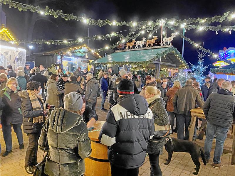 Gibt es in Bad Harzburg einen Weihnachtsmarkt? Nur kurz kann der Wintertreff 2021 in fast normalen Dimensionen angeboten werden. Wenige Tage nach diesem Foto wird er bis auf ein oder zwei Buden wegen der verschärften Corona-Regelungen zurückgebaut. Archivfoto: Schlegel