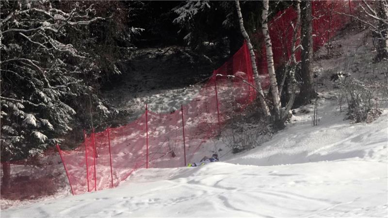 Nur noch allein sein: Direkt vor dem Wald legte sich McGrath hin und starrte ins Leere.