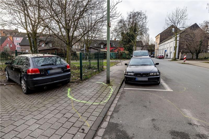 Schülern geht es nach Messerangriff besser Nur noch die gelben Markierungen der Polizei erinnern an den Messerangriff auf zwei Kinder in Duisburg.