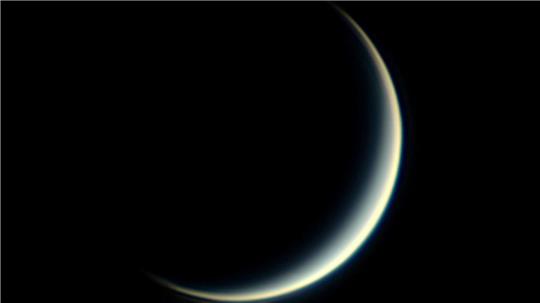 Nur noch eine schmale Sichel: Die Venus am Abendhimmel.