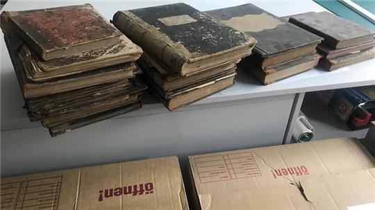 Nur sechs Umzugskartons mit historischen Dokumenten blieben aus dem Archiv des Ratsgymnasiums in Goslar übrig. Vor allem ältere Unterlagen, die bis ins Jahr 1600 zurückreichen, seien verschwunden, heißt es aus dem Stadtarchiv.