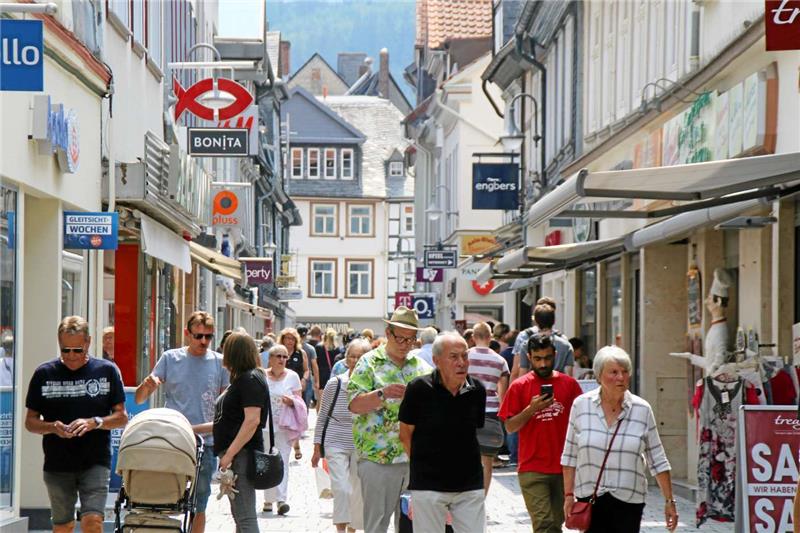 Nur wenige Meter trennen Fischemäker- und Hokenstraße voneinander. Doch Passanten trifft man vor allem in der „Fische“ (links).  Fotos: Roß