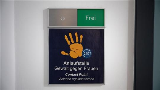 Nur wenige Vergewaltigungen werden zur Anzeige gebracht. Am Kölner Hauptbahnhof und am Berliner Ostbahnhof gibt es bei der Bundespolizei Anlaufstellen für Frauen, die Opfer von Gewalt geworden sind. (Symbolbild) 