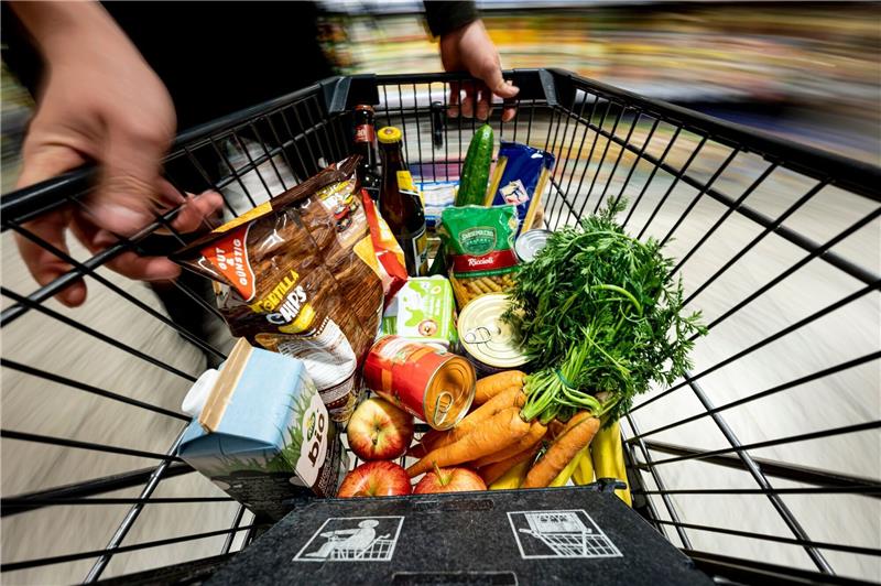 Kommt jetzt die Trendwende bei den Lebensmittelpreisen? Nur wer alte Verpackungen aufhebt, kann die Veränderungen an den Rezepturen verschiedenster Produkte nachverfolgen. Symbolfoto: dpa