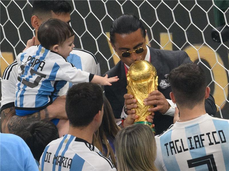 Der Goldstreuer-Eklat ist sogar der FIFA peinlich Nusret Gökçe, alias Salt Bae, küsst den WM-Pokal - dabei hätte er nicht auf dem Feld sein dürfen.