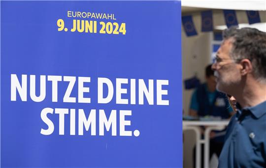 „Nutze deine Stimme“ steht auf einem Plakat in Frankfurt am Main. 34 Parteien stehen zur Wahl. Foto: dpa/Roessler