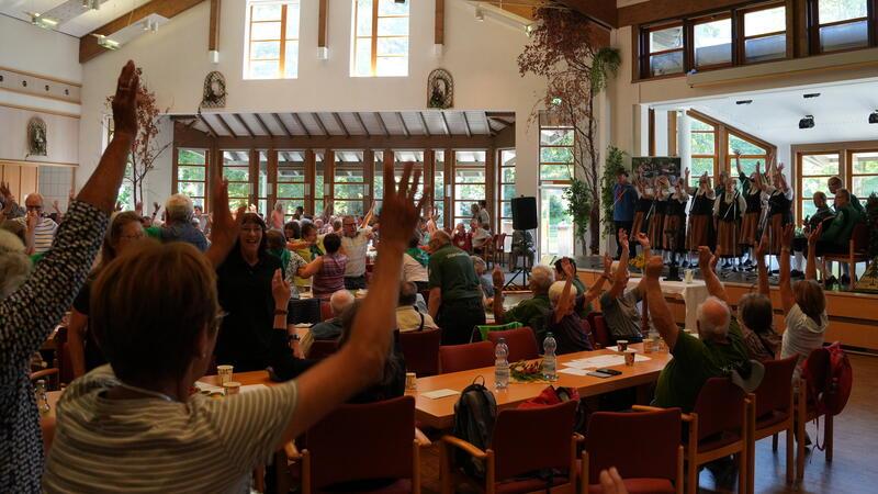 350 Leute pilgern bei der Sternwanderung nach Altenau "O du mein Altenau" – zur Musik der Bruchbergsänger des Heimatbundes Oberharz und der St.-Nikolai-Gospel-Singers wurde nach der Wanderung ordentlich geschunkelt.