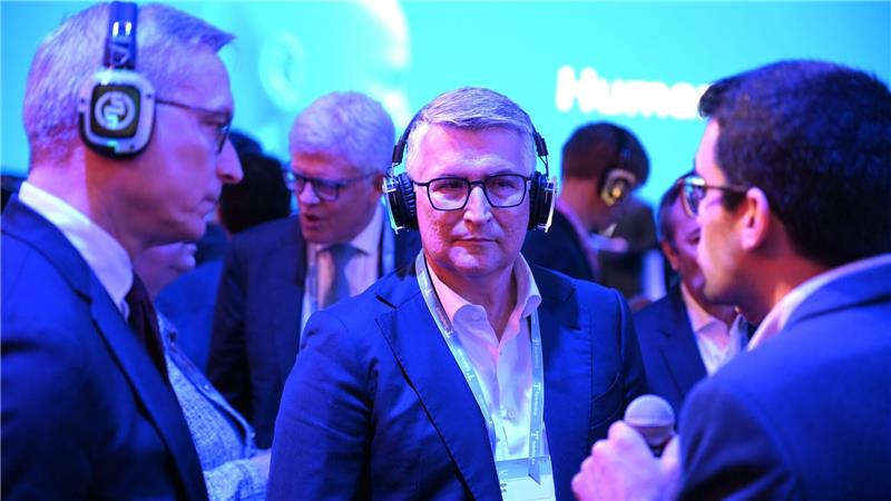 O2-Chef Santiago Argelich Hesse (Mitte) bei einer Vorführung beim MWC an der Seite von Bundesdigitalminister Karsten Wildberger (links).