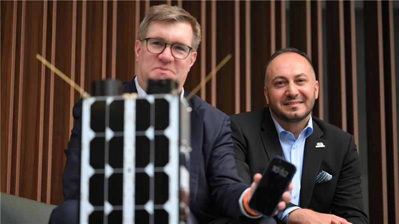 O2-Manager Jörg Kablitz und OQ-Chef Omar Qaise hoffen auf gute Verbindungen mit dem Weltall.