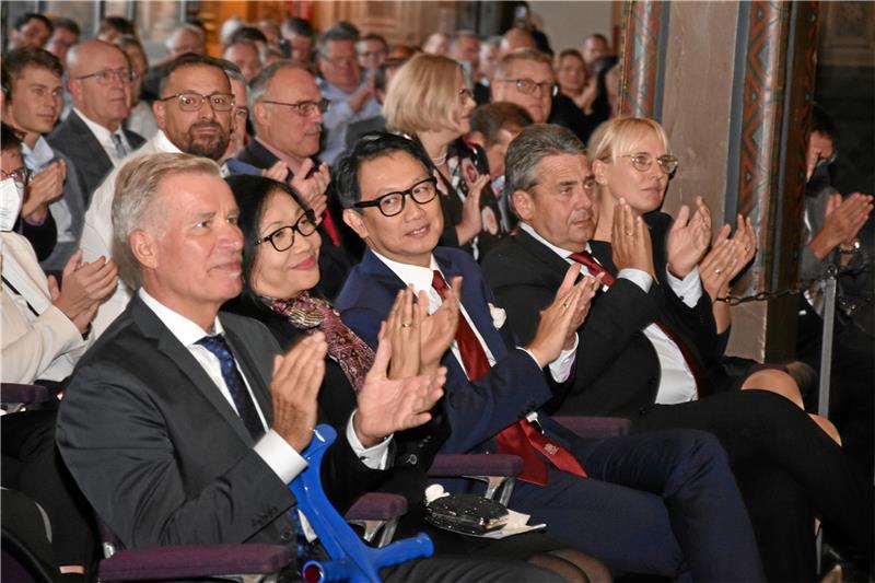 Angela Merkel: Ex-Kanzlerin mit viel Herz für Goslar OB-Ehemann Wolfgang Schwerdtner (von links), Sartika und Arif Havas Oegroseno sowie Sigmar und Anke Gabriel applaudieren für die ehemalige Kanzlerin. Foto: Sowa