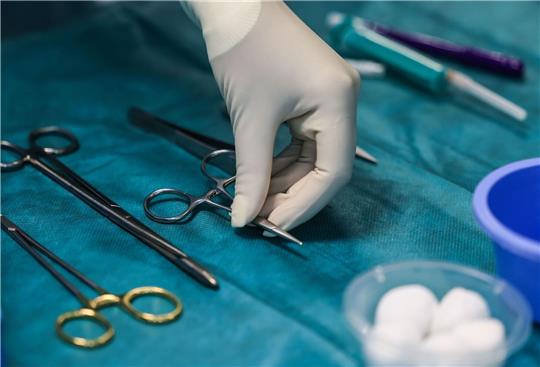 Zweifelhaftes Ideal: Vom Trend zum korrigierten Intimbereich OP-Besteck im Operationssaal: «Generell sehen wir ganz klar, dass die Intimchirurgie zunimmt».