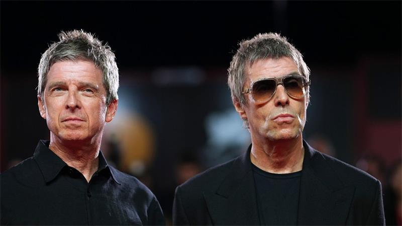 Oasis-Fans in Deutschland können den Brüdern Liam und Noel Gallagher bald wieder zujubeln. (Archivbild)