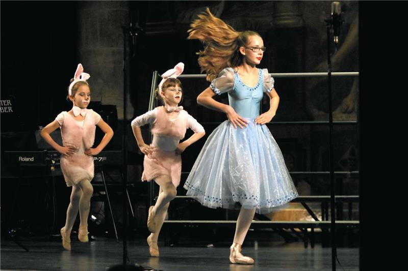 Ob Alice (rechts, gespielt von Luise Marx) mithilfe der Häschen den Weg aus dem Wunderland finden kann? Die Schülerinnen der Musik- und Ballettschule Wolfenbüttel zeigten einen Ausschnitt aus dem Galaballett „Alice im Wunderland“.