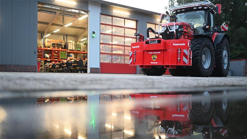 Ob Brände löschen, Sandsäcke füllen oder Wasser pumpen: Der Trecker kann verschiedene Funktionen erfüllen. 
