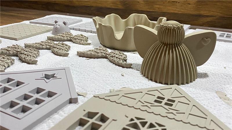 Ein mit Raysin gegossener Engel und weitere Dekoobjekte wie Hauswände und Engelsflügel.