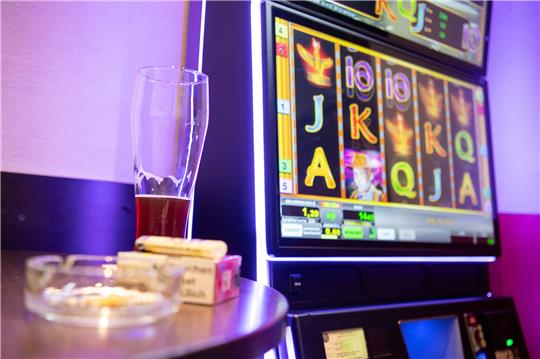 Ob Glücksspiel, Alkohol oder Zigaretten – Suchterkrankungen haben viele Erscheinungsformen. Foto: Sebastian Gollnow/dpa