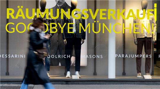 Ob Räumungsverkauf oder Rabattaktionen: Viele Händler umwerben die Kunden mit reduzierten Preisen.