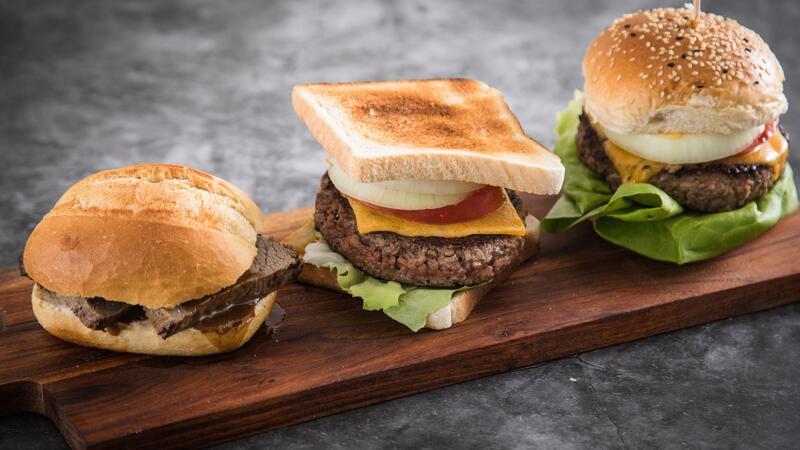 7 Fakten, die Sie zum Burger-Experten machen Ob Rundstück oder Hamburger Sandwich: Der Burger hat Geschichte.