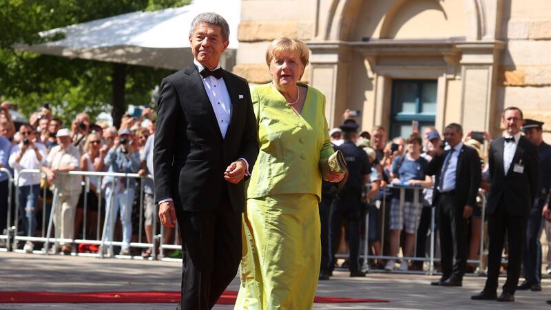 Angela Merkel kommt nicht zu den Bayreuther Festspielen Ob Sonnenschein oder Regen - Angela Merkel und ihr Ehemann Joachim Sauer waren Stammgäste zum Auftakt der Bayreuther Festspiele.