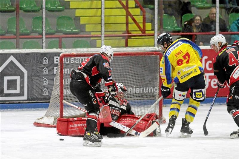 Harzer Falken: Hauptrundensieg ist zum Greifen nah Ob am heutigen Freitag gegen Wunstorf, wie hier gegen Adendorf, Taylor Dupuis im Tor steht oder Leon Grothe Spielzeit bekommt, entscheidet Falken-Trainer Jozef Potac kurzfristig. Foto: Gietemann