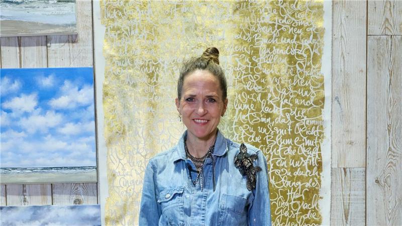 Eleganz in Tinte: Kalligraphin schreibt für Chanel & Co. Ob auf Goldpapier, Porzellantellern, Schiffcontainern, nackte Haut oder Weihnachtskugel - Platz beschriftet alles, was sie gut findet.