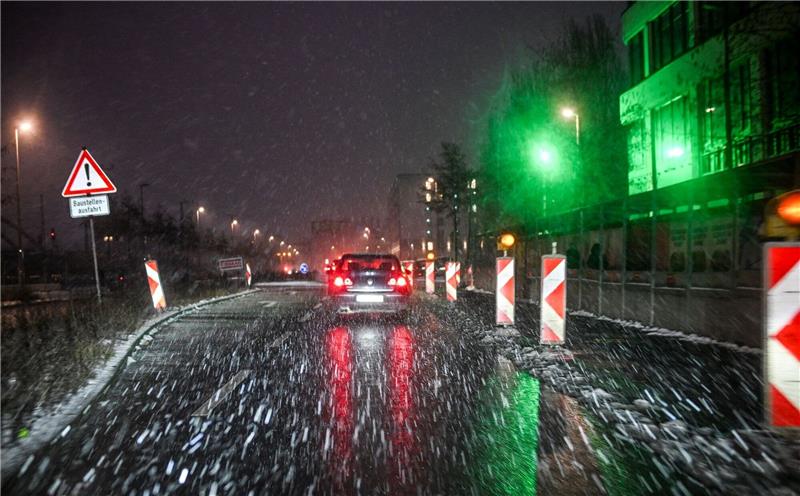 Schnee und Eis bremsen Bahn- und Flugverkehr aus Ob auf der Straße, den Gleisen oder in der Luft: Das Winterwetter bremst den Verkehr in Deutschland aus. Für große Teile des Landes wurden kräftige Schneefälle und Glatteis vorhergesagt.