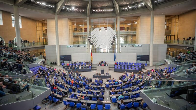 Karlsruhe prüft Ampel-Wahlrecht: nur teils verfassungswidrig Ob das Wahlrecht noch vor der Bundestagswahl 2025 angepasst wird, blieb zunächst offen. (Archivbild)