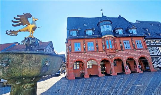 Ob der Marktbrunnen-Adler die „Kaiserworth-Gäste“ vermisst? Seit Januar 2023 ist das Hotel am Marktplatz dicht. Foto: Sowa