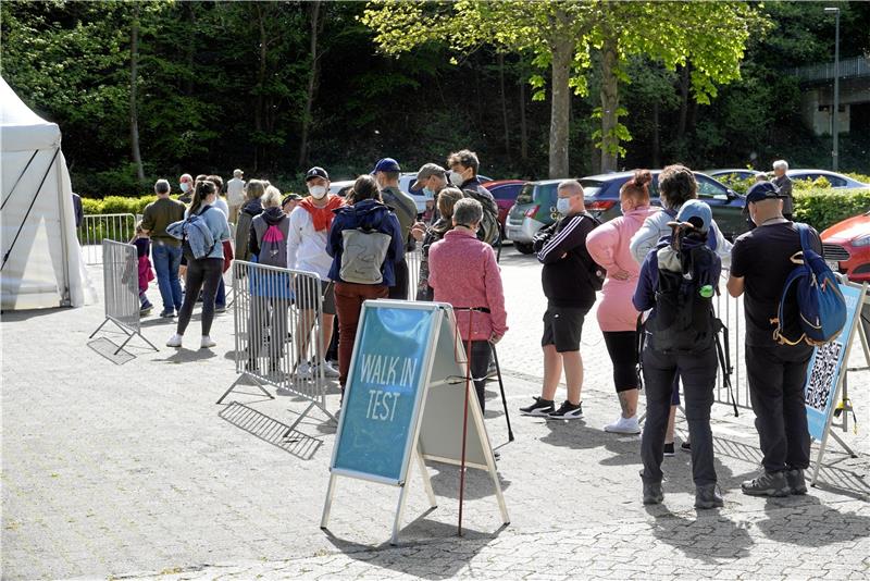 Wie geht es mit den Corona-Teststationen weiter? Ob der „Run“ auf das Corona-Testzentrum auf dem Großparkplatz an der B 4 genauso groß wird wie zu Pfingsten 2021? Betreiber Maik Herrmann will das Angebot noch bis Ende Juni bestehen lassen. Archivfotos: Schlegel