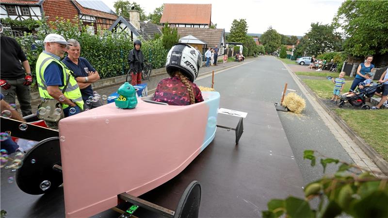 Tollkühne Piloten brausen in rollenden Kisten durch den Vorharz Ob der Seifenblasen-Ausstoß für mehr Speed sorgt?