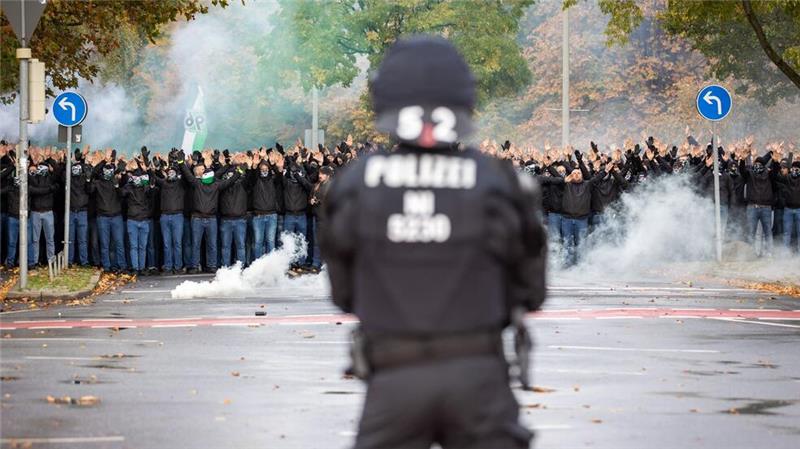 Land wartet auf Entscheidung zu Polizeikosten bei Fußball Ob der Staat zu Recht Gebühren für den Polizeieinsatz bei Hochrisikospielen beim Fußball verlangen darf, entscheidet am Dienstag das Bundesverfassungsgericht. (Archivfoto)