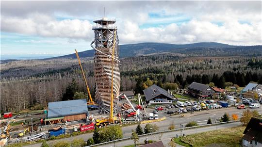 Ob der Torfhaus-Turm rechtzeitig fertig wird, mag der Investor nicht verraten. Das Bild stammt aus der letzen Woche, mittlerweile ist die Rutsche gewachsen.  Foto: Neuendorf