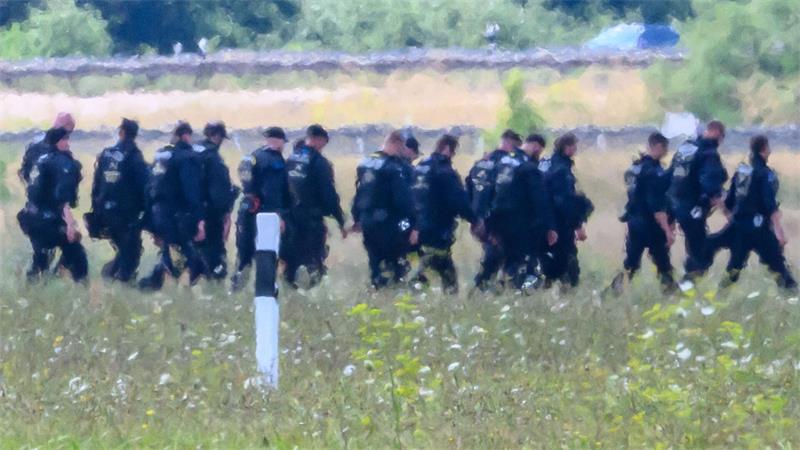 Sprengstoff-Drohne in Leipzig: Semtex im Spiel Ob die Beamten vor Ort nach dem zweiten, bisher unbekannten Flugobjekt suchen, blieb zunächst unklar.