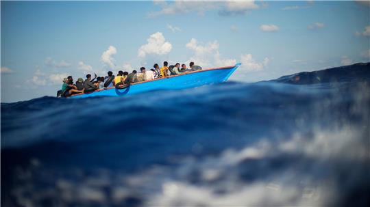 Ob die Bundesregierung Mittel für die zivile Seenotrettung im Mittelmeer geben sollte, darüber gehen die Meinungen auseinander. (Archivbild)