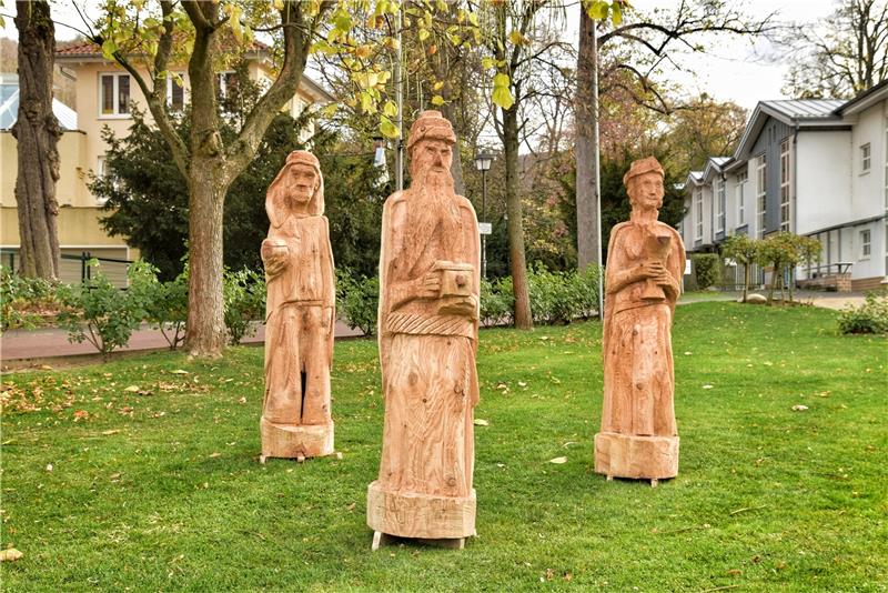 Ob die Heiligen Drei Könige wirklich alles Männer waren? Für die Krippe im Rosengarten hat sich Marianne Schirrmeister jedenfalls für zwei Sterndeuter und eine Sterndeuterin entschieden.