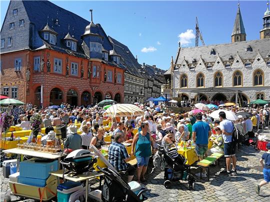 Ob dieses Jahr wieder bei der „Langen Bank“ gemeinsam getafelt wird? Das Bürgerfrühstück ist für den 19. Juni geplant.  Archivfotos: Epping
