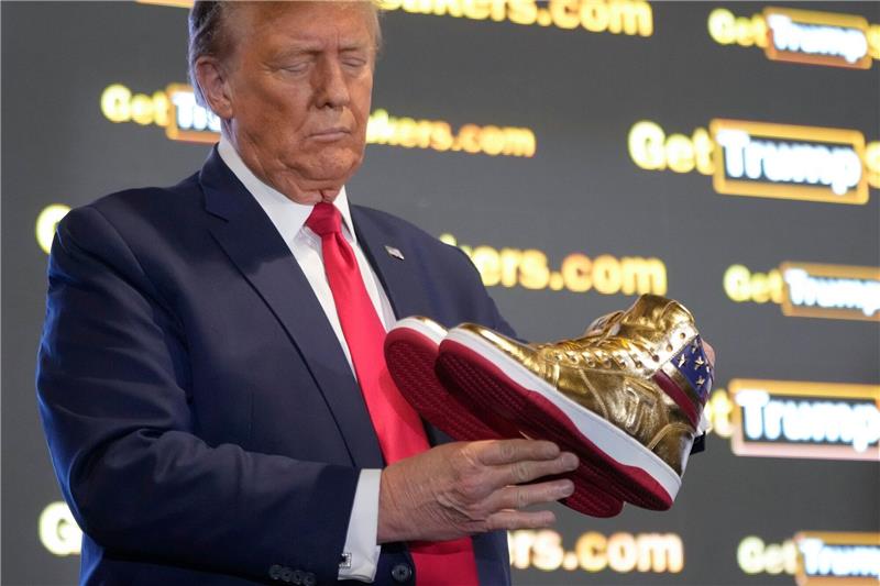 Fanartikel: Trump stellt goldene Sneaker für 399 Dollar vor Ob er mit diesen Sneakern die Wahl für sich entscheiden kann?