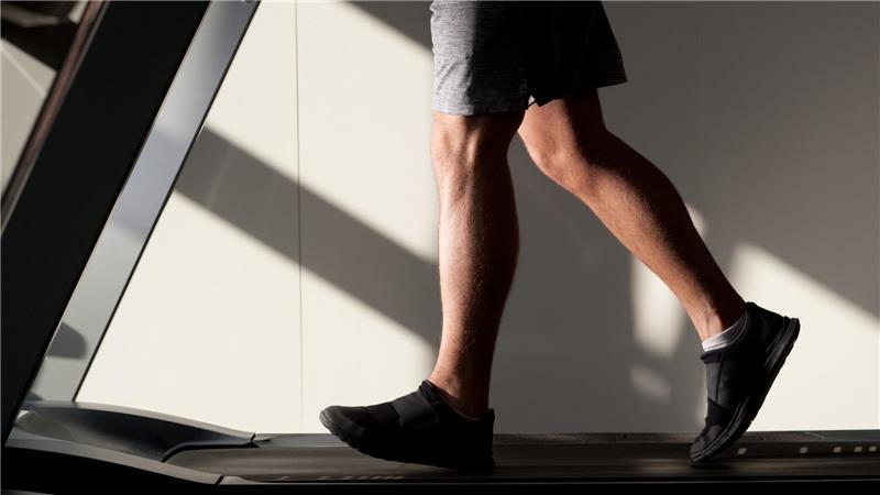 Ob es ein Fitnessgerät zu Hause gibt, ist auch eine Frage des Geldes. (Symbolbild) 