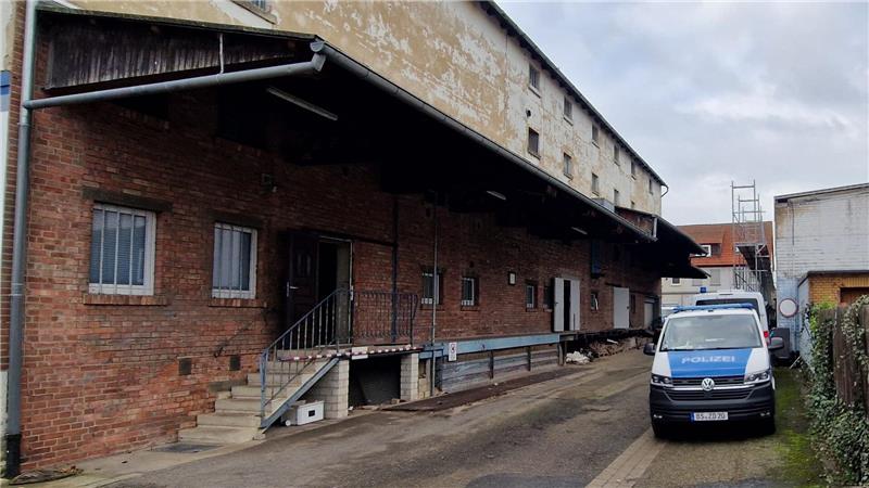 Die Polizei sichert das Gelände ab.