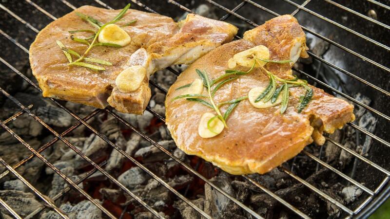 So gelingen leckere Rubs und Marinaden fürs Grillen Ob exotisch oder pikant, eine leckere Marinade besteht aus Säure, Öl und Gewürzen.