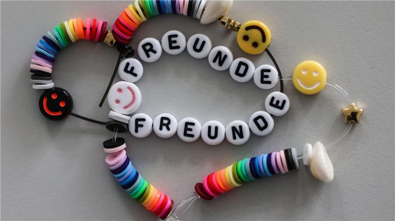 Jeder Mensch braucht Freunde - „Wichtig für Wohlbefinden“ Ob im Kindesalter oder als Greis: Ohne Freunde kann man Experten zufolge nicht glücklich sein. (Symbolbild)