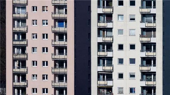 Ob in einem bestimmten Gebiet die Mietpreisbremse gilt, legen die Bundesländer selbst fest. Ob das befristet eingeführte Bundesgesetz, das ihnen dies erlaubt, über Ende 2025 hinaus verlängert wird, steht noch nicht fest.   