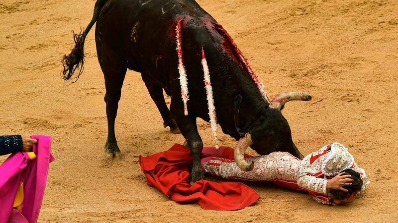 Ob man es mag oder nicht, beim Sanfermín-Fest geht es um den Kampfstier und eine Einzigartigkeit: Man setzt sein Leben aufs Spiel, um das Leben des Tieres zu fordern, msytisch, wild, schön, schreibt die Zeitung „La Vanguardia“.