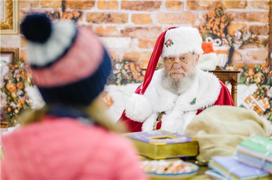 Ob nun echt oder nicht: Der Weihnachtsmann gehört für viele Familien zum Fest einfach dazu. Symbolfoto: Ole Spata/dpa