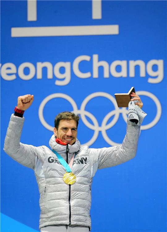 Ob sein Nachfolger auch wieder aus Deutschland kommt? Arnd Peiffer, hier nach seinem Olympiasieg 2018, hält in Peking vor allem auf das deutsche Männerteam große Stücke. Foto: dpa